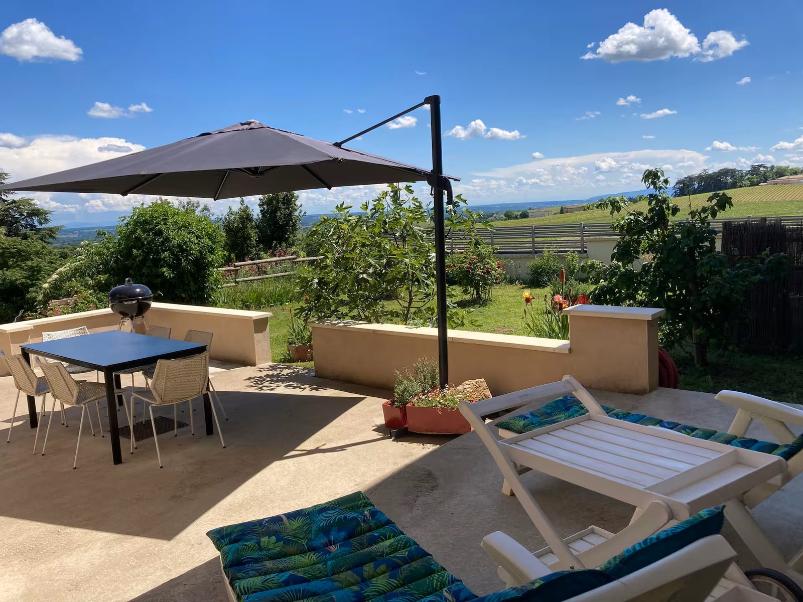 Terrasse du gîte avec vue sur le Beaujolais